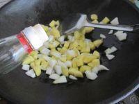 土豆腊肠煲仔饭的做法步骤7