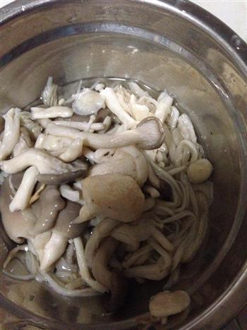 猪腿骨菌菇汤的做法步骤4