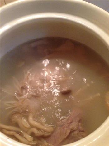 猪腿骨菌菇汤的做法图解5