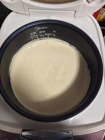 0牛奶也成就丝滑口感的电饭煲蛋糕的做法步骤6