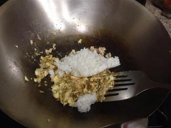 金枪鱼咖喱炒饭的做法步骤7