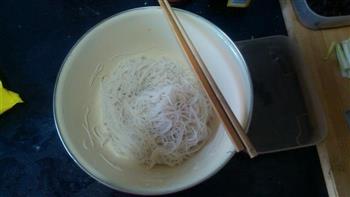 什锦炒米线的做法步骤2
