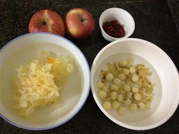 苹果银耳莲子汤的做法图解1