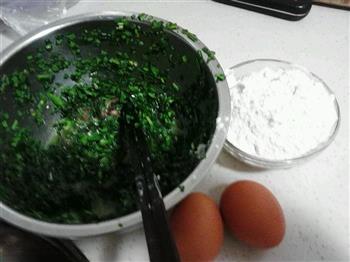 韭菜鸡蛋饼的做法步骤1