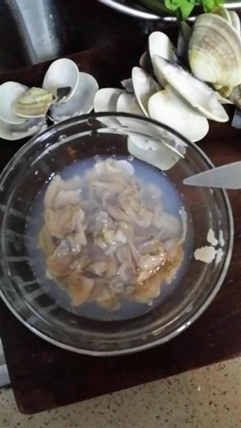 芹菜炒蛤蜊的做法步骤1