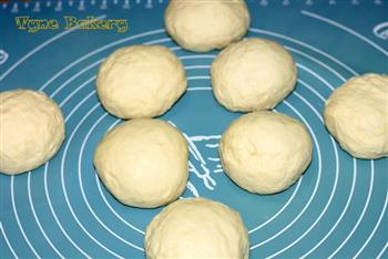 切切变-椰蓉花形面包的做法步骤2
