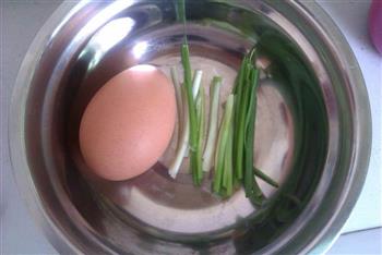 鸡蛋炒宽面条的做法图解2