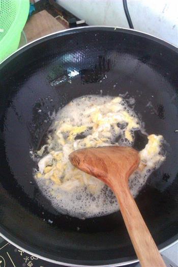 鸡蛋炒宽面条的做法步骤4