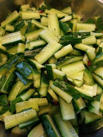 冬季爽口小菜-酸辣黄瓜条的做法步骤1