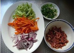胡萝卜芹菜肉丝炒面的做法步骤6