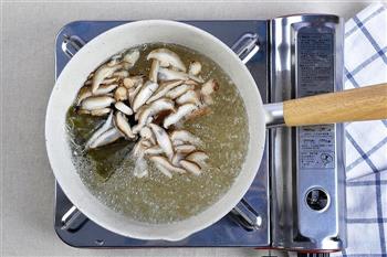 猪五花肉配海鲜汤的做法图解2