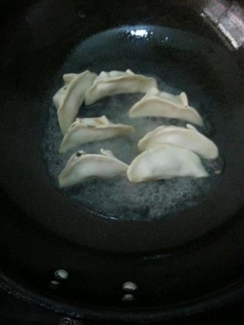 芹菜鲜肉锅贴的做法步骤6