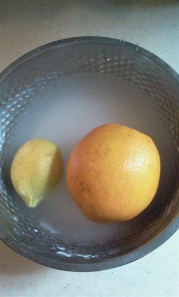 橙子炖瘦肉汤的做法图解1