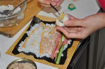 金枪鱼寿司卷的做法步骤5