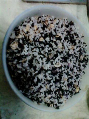 豆浆黑米杂粮粥的做法图解1