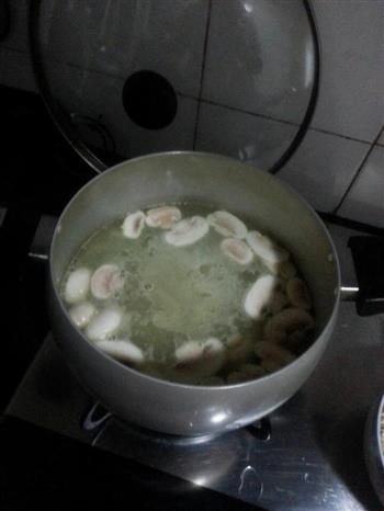 鲜蔬丸子鸡汤面的做法步骤5