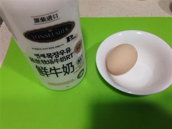 荷包蛋新煮意—牛奶炖蛋的做法步骤1