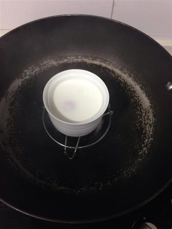 荷包蛋新煮意—牛奶炖蛋的做法步骤4