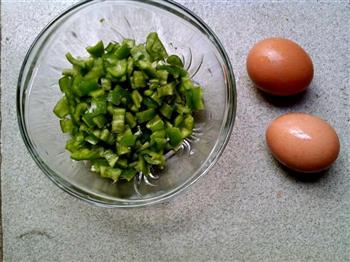 青椒鸡蛋的做法步骤1