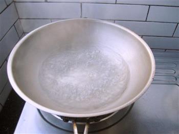 广式腊肠鸡汤面的做法步骤1