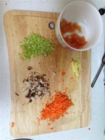 香菇鸡茸蔬菜粥的做法步骤1