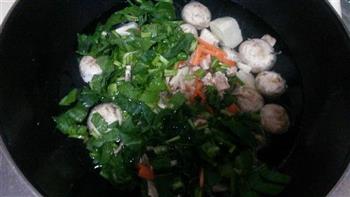 口蘑鸡茸菠菜汤-一个人的温暖两个人的温馨的做法步骤6