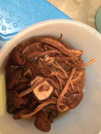 老鸭茶树菇汤的做法图解3