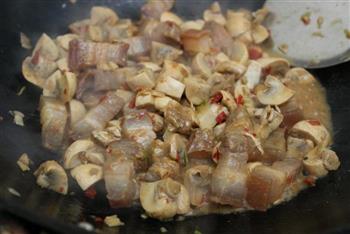 蘑菇烧腊肉的做法图解10