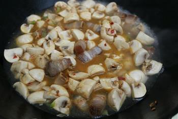 蘑菇烧腊肉的做法步骤9