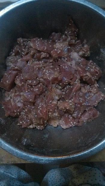 香炸芝麻羊肉的做法步骤3