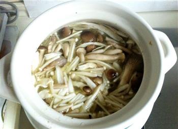 鸡骨架杂菌汤的做法图解2