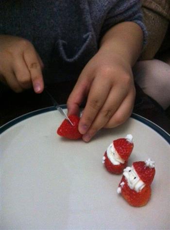 草莓圣诞老人甜点的做法图解3