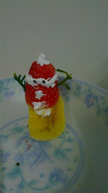 草莓圣诞老人和椰树的做法步骤1