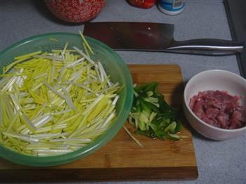 韭黄炒肉丝的做法步骤1