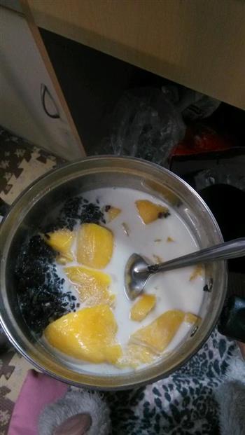 芒果紫米牛奶羹的做法步骤5