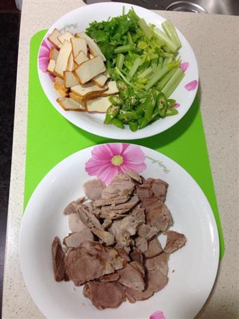 芹菜香干肉片的做法步骤2