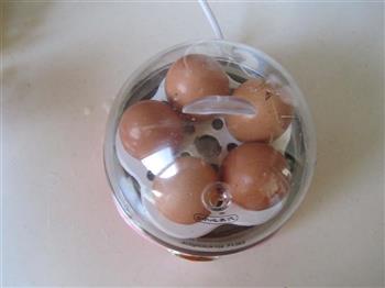 三文鱼沙拉鸡蛋盏的做法图解2