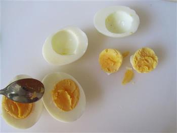 三文鱼沙拉鸡蛋盏的做法步骤5