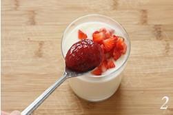 酸奶草莓奶昔的做法步骤2