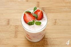 酸奶草莓奶昔的做法步骤4