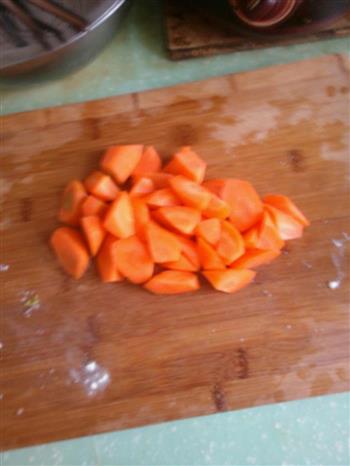 胡萝卜鹌鹑蛋红烧肉的做法图解1
