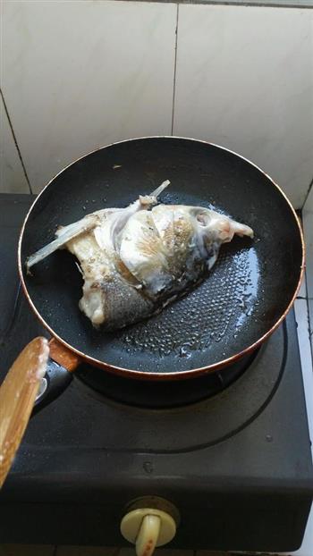 砂锅鱼头煲的做法图解1