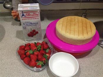 草莓生日蛋糕的做法步骤1
