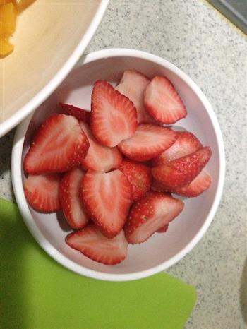 草莓生日蛋糕的做法步骤5