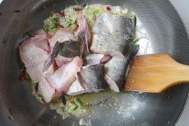 胃口大开的下饭菜-冬高菜烧鱼块的做法步骤6