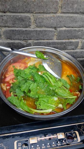 先炒肉7分熟,放酸辣椒炒,差不多就放水煮,开后放辅料即可!