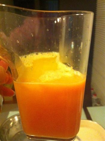 胡萝卜鲜橙汁的做法图解3