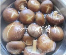 香菇红枣排骨汤的做法步骤1