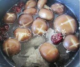 香菇红枣排骨汤的做法步骤4