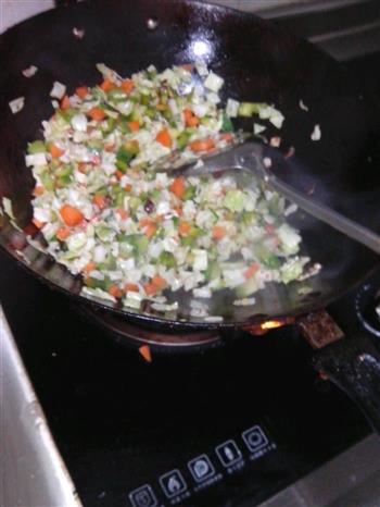 什锦蔬菜炒米饭的做法步骤3